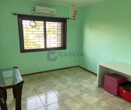 Casa com 202m², 3 dormitórios, 1 suíte, 2 vagas no bairro Rubem Berta em Porto Alegre