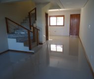 Casa com 152m², 3 dormitórios, 1 suíte, 2 vagas no bairro Parque Santa Fé em Porto Alegre