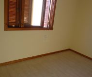 Casa com 152m², 3 dormitórios, 1 suíte, 2 vagas no bairro Parque Santa Fé em Porto Alegre