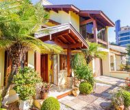 Casa com 302m², 4 dormitórios, 2 suítes, 4 vagas no bairro Jardim Lindóia em Porto Alegre