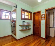 Casa com 302m², 4 dormitórios, 2 suítes, 4 vagas no bairro Jardim Lindóia em Porto Alegre