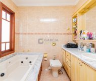 Casa com 302m², 4 dormitórios, 2 suítes, 4 vagas no bairro Jardim Lindóia em Porto Alegre