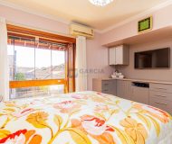 Casa com 302m², 4 dormitórios, 2 suítes, 4 vagas no bairro Jardim Lindóia em Porto Alegre