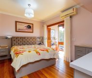 Casa com 302m², 4 dormitórios, 2 suítes, 4 vagas no bairro Jardim Lindóia em Porto Alegre