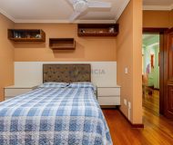 Casa com 302m², 4 dormitórios, 2 suítes, 4 vagas no bairro Jardim Lindóia em Porto Alegre