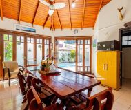 Casa com 302m², 4 dormitórios, 2 suítes, 4 vagas no bairro Jardim Lindóia em Porto Alegre