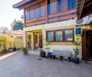 Casa com 302m², 4 dormitórios, 2 suítes, 4 vagas no bairro Jardim Lindóia em Porto Alegre