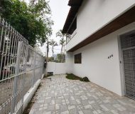 Casa com 237m², 4 dormitórios, 3 vagas no bairro Santa Maria Goretti em Porto Alegre