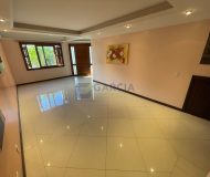 Casa com 362m², 5 dormitórios, 1 suíte, 5 vagas no bairro Jardim Itu em Porto Alegre