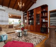 Casa com 190m², 3 dormitórios, 1 suíte, 2 vagas no bairro Rubem Berta em Porto Alegre