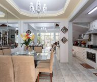 Casa com 190m², 3 dormitórios, 1 suíte, 2 vagas no bairro Rubem Berta em Porto Alegre