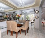 Casa com 190m², 3 dormitórios, 1 suíte, 2 vagas no bairro Rubem Berta em Porto Alegre