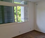 Casa com 228m², 3 dormitórios, 1 suíte, 4 vagas no bairro Vila Ipiranga em Porto Alegre