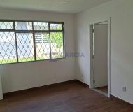 Casa com 228m², 3 dormitórios, 1 suíte, 4 vagas no bairro Vila Ipiranga em Porto Alegre