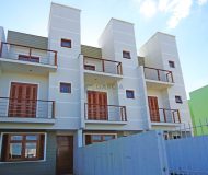 Casa com 152m², 3 dormitórios, 1 suíte, 2 vagas no bairro Parque Santa Fé em Porto Alegre