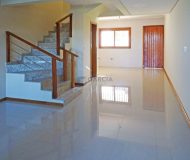 Casa com 152m², 3 dormitórios, 1 suíte, 2 vagas no bairro Parque Santa Fé em Porto Alegre