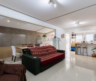 Casa com 200m², 3 dormitórios, 1 suíte, 2 vagas no bairro Jardim Sabará em Porto Alegre