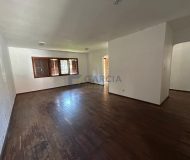 Casa com 199m², 3 dormitórios, 1 suíte, 2 vagas no bairro Jardim Planalto em Porto Alegre