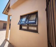 Casa com 267m², 3 dormitórios, 2 vagas no bairro Sarandi em Porto Alegre