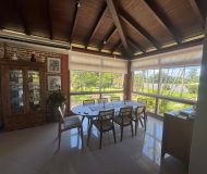 Casa com 650m², 4 dormitórios, 1 suíte, 4 vagas no bairro Arquipélago em Porto Alegre