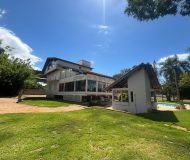 Casa com 650m², 4 dormitórios, 1 suíte, 4 vagas no bairro Arquipélago em Porto Alegre