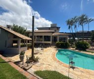Casa com 650m², 4 dormitórios, 1 suíte, 4 vagas no bairro Arquipélago em Porto Alegre