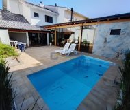 Casa com 242m², 2 dormitórios, 2 suítes, 4 vagas no bairro Ecoville em Porto Alegre