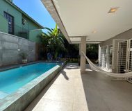 Casa com 301m², 3 dormitórios, 1 suíte, 2 vagas no bairro Alto Petrópolis em Porto Alegre