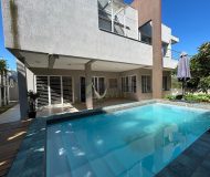 Casa com 301m², 3 dormitórios, 1 suíte, 2 vagas no bairro Alto Petrópolis em Porto Alegre