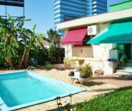 Casa com 550m², 5 dormitórios, 4 vagas no bairro Chácara das Pedras em Porto Alegre