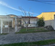 Casa com 396m², 4 dormitórios, 1 suíte, 4 vagas no bairro Jardim Lindóia em Porto Alegre