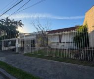 Casa com 396m², 4 dormitórios, 1 suíte, 4 vagas no bairro Jardim Lindóia em Porto Alegre