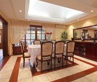 Casa com 381m², 4 dormitórios, 1 suíte, 4 vagas no bairro Chácara das Pedras em Porto Alegre