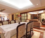 Casa com 381m², 4 dormitórios, 1 suíte, 4 vagas no bairro Chácara das Pedras em Porto Alegre