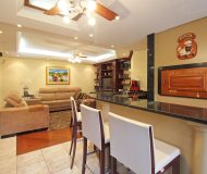 Casa com 381m², 4 dormitórios, 1 suíte, 4 vagas no bairro Chácara das Pedras em Porto Alegre