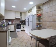 Casa com 381m², 4 dormitórios, 1 suíte, 4 vagas no bairro Chácara das Pedras em Porto Alegre