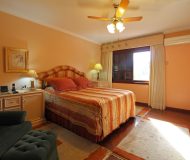 Casa com 381m², 4 dormitórios, 1 suíte, 4 vagas no bairro Chácara das Pedras em Porto Alegre