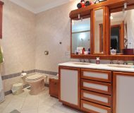 Casa com 381m², 4 dormitórios, 1 suíte, 4 vagas no bairro Chácara das Pedras em Porto Alegre