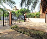 Casa com 381m², 4 dormitórios, 1 suíte, 4 vagas no bairro Chácara das Pedras em Porto Alegre