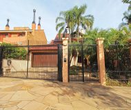 Casa com 381m², 4 dormitórios, 1 suíte, 4 vagas no bairro Chácara das Pedras em Porto Alegre