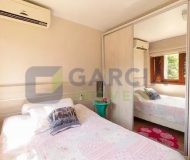 Casa com 350m², 4 dormitórios, 1 suíte, 3 vagas no bairro Jardim Itu em Porto Alegre