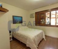 Casa com 350m², 4 dormitórios, 1 suíte, 3 vagas no bairro Jardim Itu em Porto Alegre