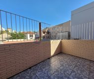 Casa com 240m², 4 dormitórios, 3 suítes, 2 vagas no bairro Floresta em Porto Alegre