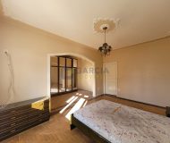 Casa com 240m², 4 dormitórios, 3 suítes, 2 vagas no bairro Floresta em Porto Alegre