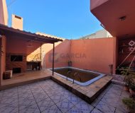 Casa com 240m², 4 dormitórios, 3 suítes, 2 vagas no bairro Floresta em Porto Alegre