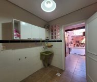 Casa com 240m², 4 dormitórios, 3 suítes, 2 vagas no bairro Floresta em Porto Alegre