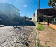 Casa com 80m², 2 dormitórios, 1 suíte, 2 vagas no bairro Santa Rosa de Lima em Porto Alegre