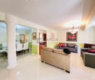 Casa com 202m², 3 dormitórios, 1 suíte, 5 vagas no bairro Jardim Itu em Porto Alegre