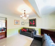 Casa com 202m², 3 dormitórios, 1 suíte, 5 vagas no bairro Jardim Itu em Porto Alegre