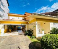 Casa com 202m², 3 dormitórios, 1 suíte, 5 vagas no bairro Jardim Itu em Porto Alegre